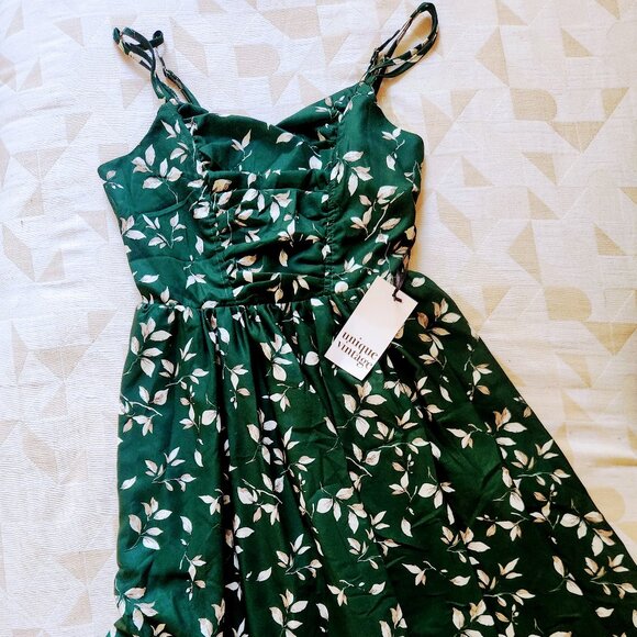 Unique Vintage green swing dress, Size Small, never worn - Picture 1 of 2